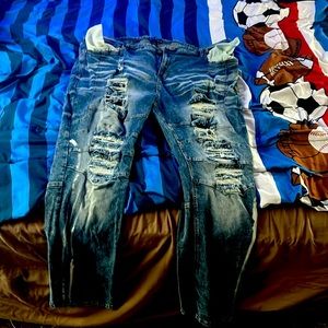 These are Reagle exchange ripped jeans the color is manly blue with beige tent
